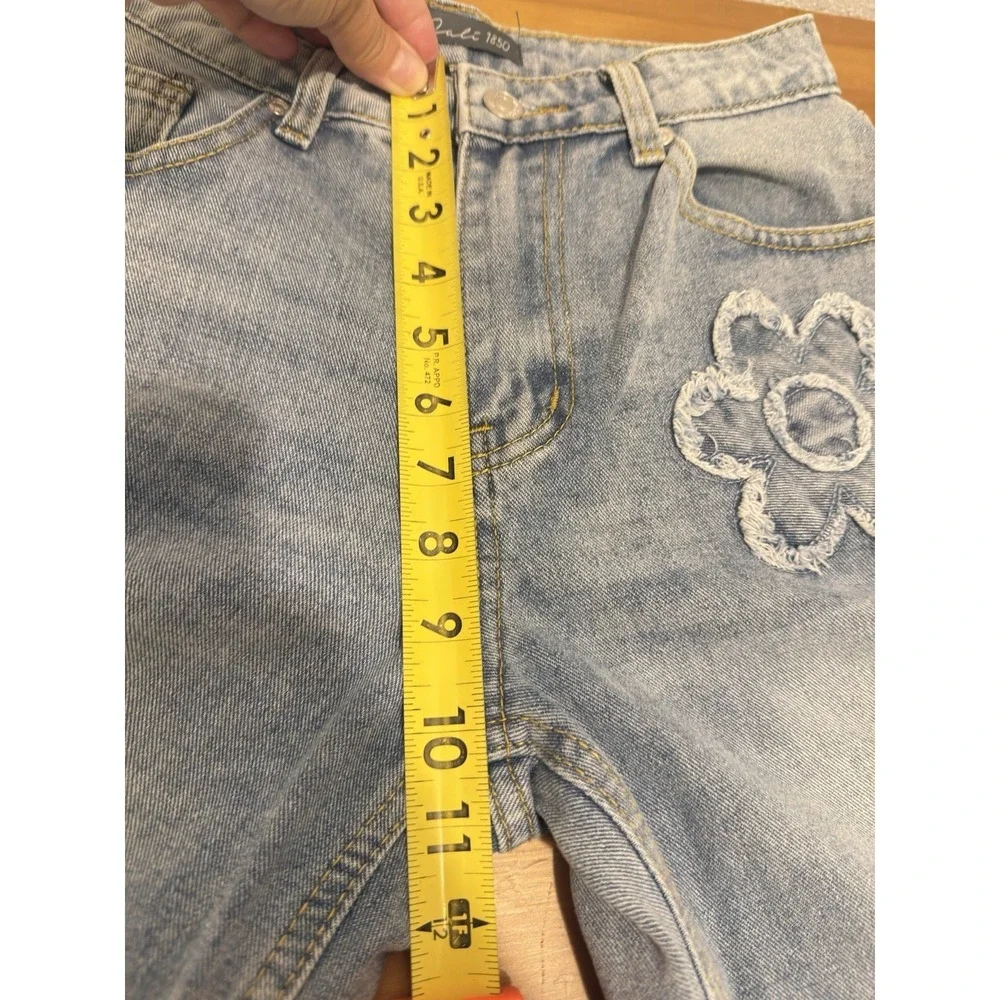 Cali 1850 Women's Lightwash Denim Flower Design Size 5/27 Juniors Wide Leg